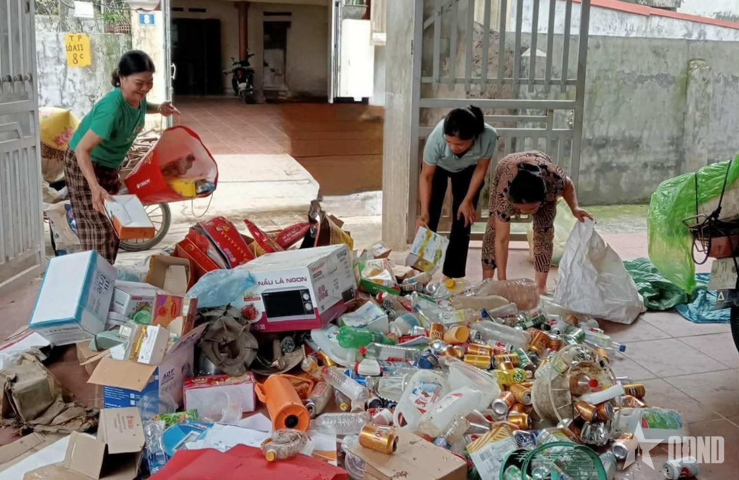 Gom phế liệu, góp yêu thương